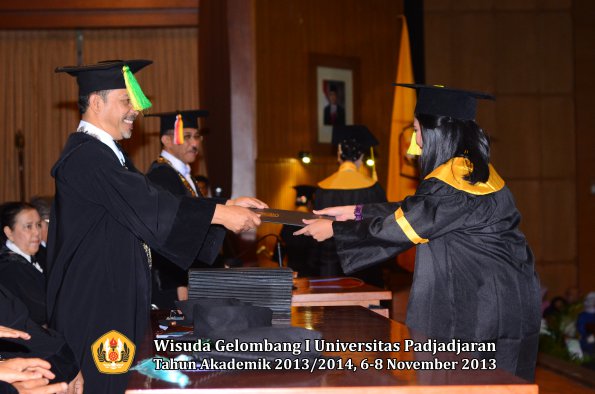 wisuda-unpad-gel-i-ta-2013_2014-fakultas-ilmu-komunikasi-oleh-dekan-169