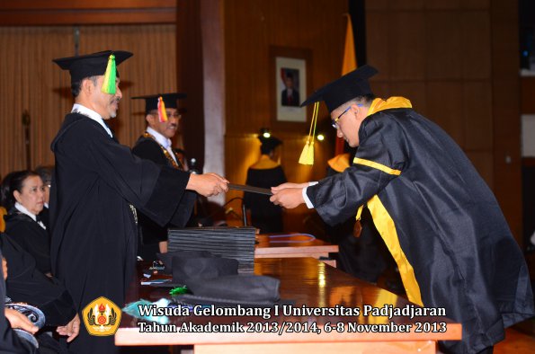 wisuda-unpad-gel-i-ta-2013_2014-fakultas-ilmu-komunikasi-oleh-dekan-170