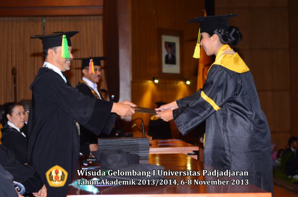 wisuda-unpad-gel-i-ta-2013_2014-fakultas-ilmu-komunikasi-oleh-dekan-173