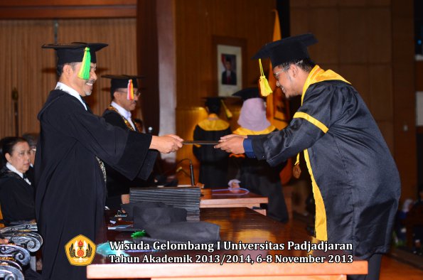 wisuda-unpad-gel-i-ta-2013_2014-fakultas-ilmu-komunikasi-oleh-dekan-175