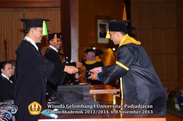 wisuda-unpad-gel-i-ta-2013_2014-fakultas-ilmu-komunikasi-oleh-dekan-176