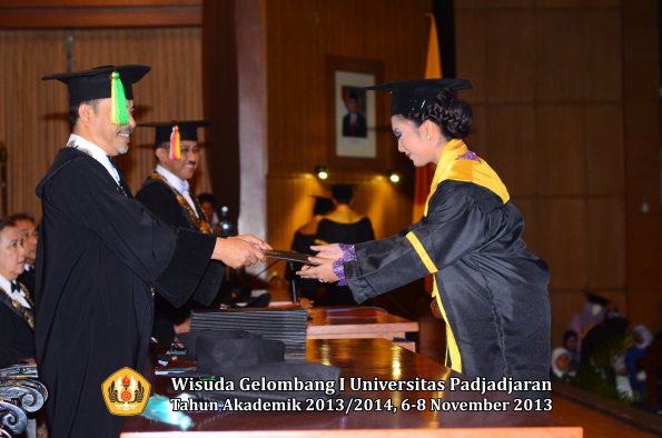 wisuda-unpad-gel-i-ta-2013_2014-fakultas-ilmu-komunikasi-oleh-dekan-177