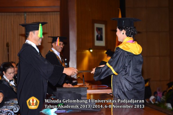 wisuda-unpad-gel-i-ta-2013_2014-fakultas-ilmu-komunikasi-oleh-dekan-181