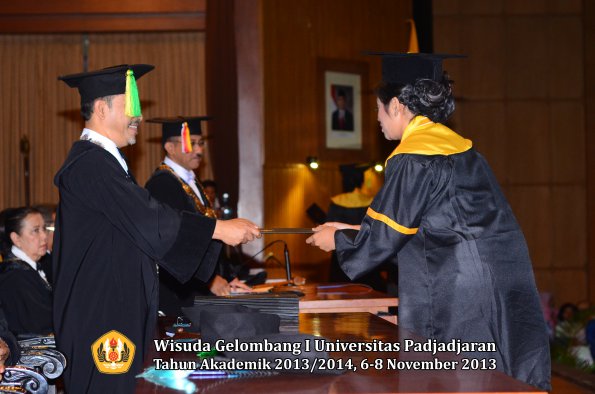 wisuda-unpad-gel-i-ta-2013_2014-fakultas-ilmu-komunikasi-oleh-dekan-184