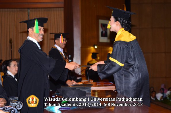 wisuda-unpad-gel-i-ta-2013_2014-fakultas-ilmu-komunikasi-oleh-dekan-186