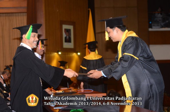 wisuda-unpad-gel-i-ta-2013_2014-fakultas-ilmu-komunikasi-oleh-dekan-187