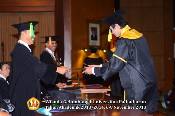 wisuda-unpad-gel-i-ta-2013_2014-fakultas-ilmu-komunikasi-oleh-dekan-190