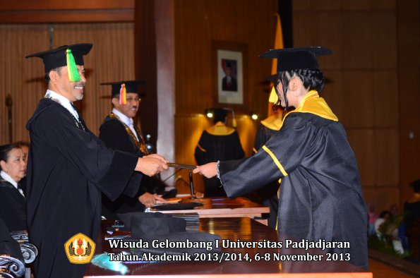 wisuda-unpad-gel-i-ta-2013_2014-fakultas-ilmu-komunikasi-oleh-dekan-192