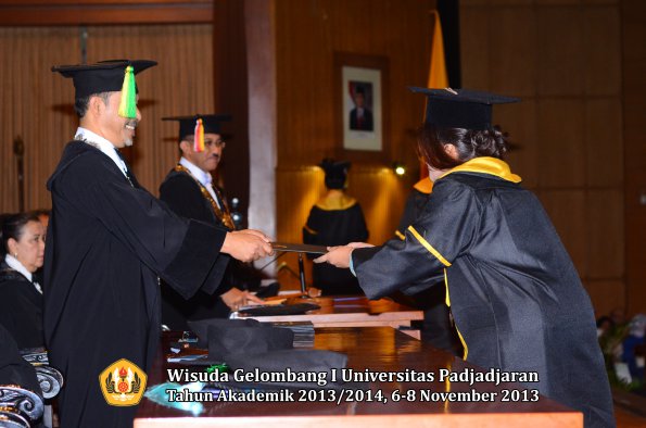 wisuda-unpad-gel-i-ta-2013_2014-fakultas-ilmu-komunikasi-oleh-dekan-193