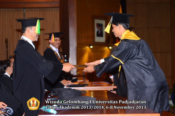 wisuda-unpad-gel-i-ta-2013_2014-fakultas-ilmu-komunikasi-oleh-dekan-199