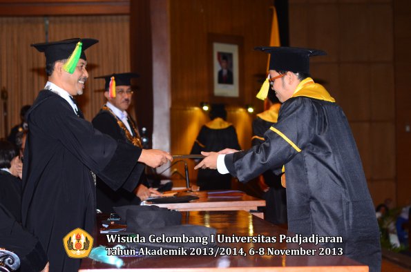 wisuda-unpad-gel-i-ta-2013_2014-fakultas-ilmu-komunikasi-oleh-dekan-200