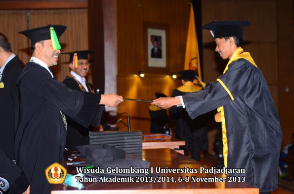 wisuda-unpad-gel-i-ta-2013_2014-fakultas-ilmu-komunikasi-oleh-dekan-201