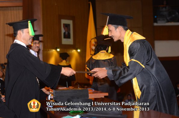 wisuda-unpad-gel-i-ta-2013_2014-fakultas-ilmu-komunikasi-oleh-dekan-205