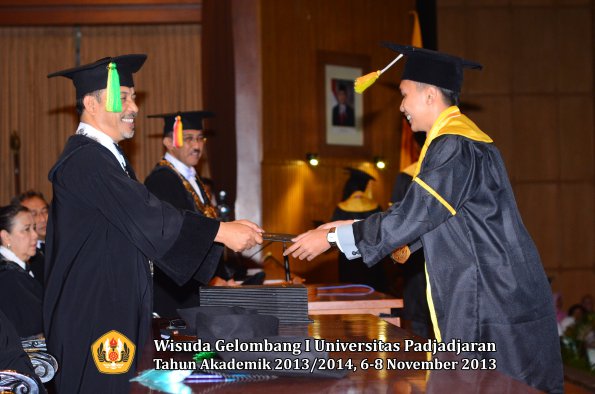 wisuda-unpad-gel-i-ta-2013_2014-fakultas-ilmu-komunikasi-oleh-dekan-206