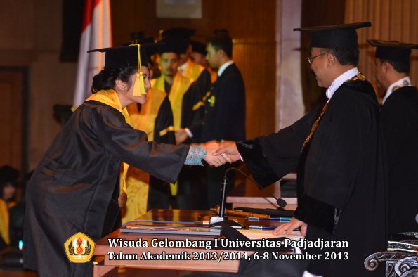 wisuda-unpad-gel-i-ta-2013_2014-fakultas-ilmu-komunikasi-oleh-rektor-033