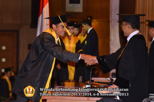 wisuda-unpad-gel-i-ta-2013_2014-fakultas-ilmu-komunikasi-oleh-rektor-038