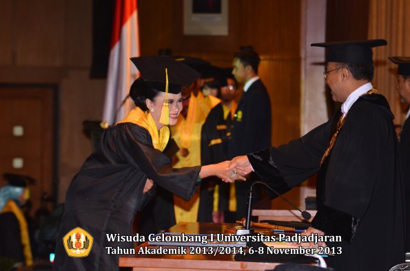 wisuda-unpad-gel-i-ta-2013_2014-fakultas-ilmu-komunikasi-oleh-rektor-039