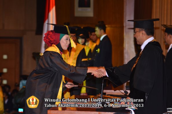 wisuda-unpad-gel-i-ta-2013_2014-fakultas-ilmu-komunikasi-oleh-rektor-040