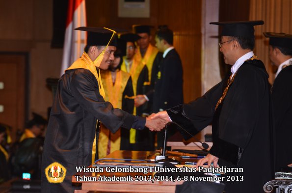 wisuda-unpad-gel-i-ta-2013_2014-fakultas-ilmu-komunikasi-oleh-rektor-041