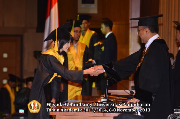 wisuda-unpad-gel-i-ta-2013_2014-fakultas-ilmu-komunikasi-oleh-rektor-042