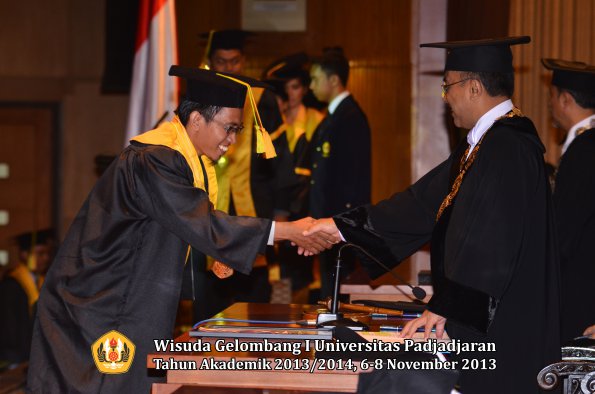 wisuda-unpad-gel-i-ta-2013_2014-fakultas-ilmu-komunikasi-oleh-rektor-043