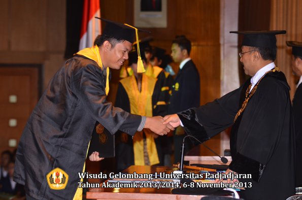 wisuda-unpad-gel-i-ta-2013_2014-fakultas-ilmu-komunikasi-oleh-rektor-044