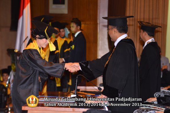 wisuda-unpad-gel-i-ta-2013_2014-fakultas-ilmu-komunikasi-oleh-rektor-045