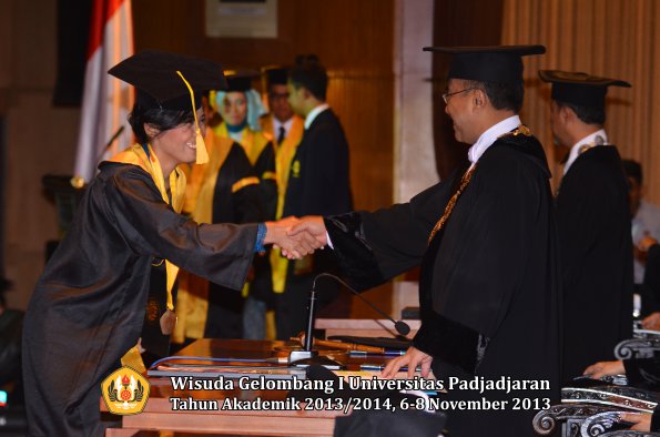 wisuda-unpad-gel-i-ta-2013_2014-fakultas-ilmu-komunikasi-oleh-rektor-046