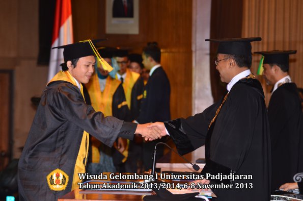 wisuda-unpad-gel-i-ta-2013_2014-fakultas-ilmu-komunikasi-oleh-rektor-047