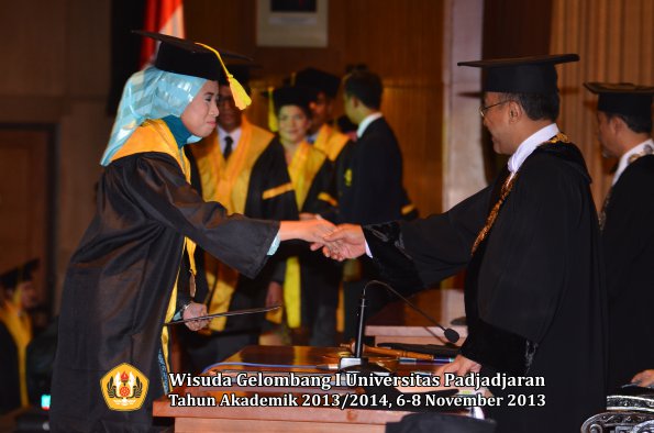 wisuda-unpad-gel-i-ta-2013_2014-fakultas-ilmu-komunikasi-oleh-rektor-048