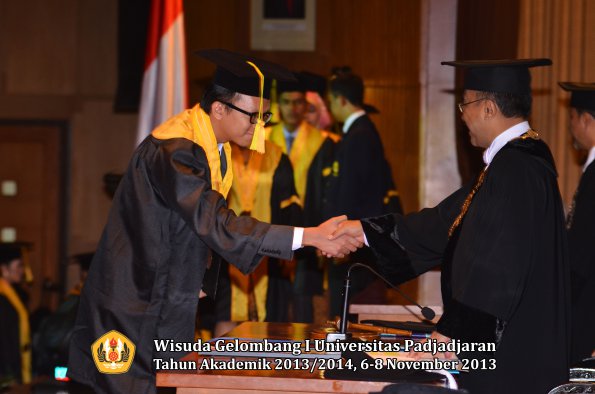 wisuda-unpad-gel-i-ta-2013_2014-fakultas-ilmu-komunikasi-oleh-rektor-049