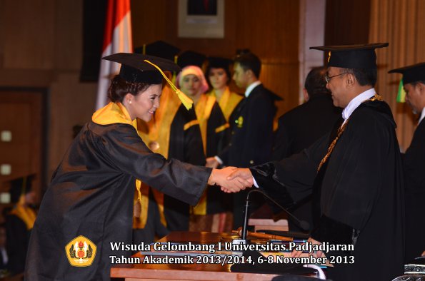 wisuda-unpad-gel-i-ta-2013_2014-fakultas-ilmu-komunikasi-oleh-rektor-050