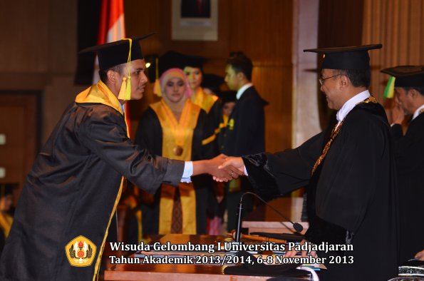 wisuda-unpad-gel-i-ta-2013_2014-fakultas-ilmu-komunikasi-oleh-rektor-051