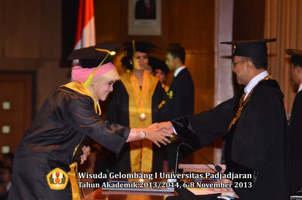 wisuda-unpad-gel-i-ta-2013_2014-fakultas-ilmu-komunikasi-oleh-rektor-052