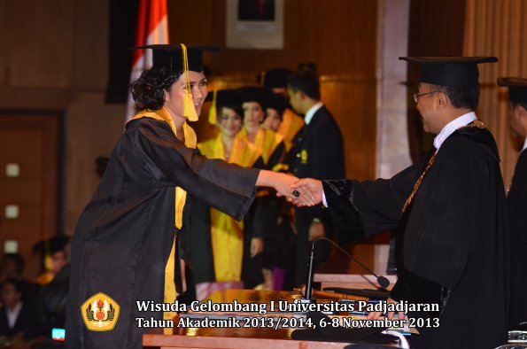 wisuda-unpad-gel-i-ta-2013_2014-fakultas-ilmu-komunikasi-oleh-rektor-053