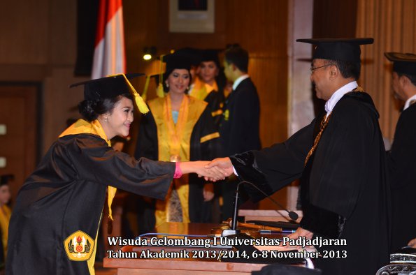 wisuda-unpad-gel-i-ta-2013_2014-fakultas-ilmu-komunikasi-oleh-rektor-054