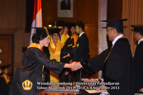 wisuda-unpad-gel-i-ta-2013_2014-fakultas-ilmu-komunikasi-oleh-rektor-055