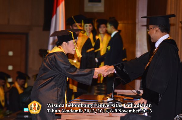 wisuda-unpad-gel-i-ta-2013_2014-fakultas-ilmu-komunikasi-oleh-rektor-056