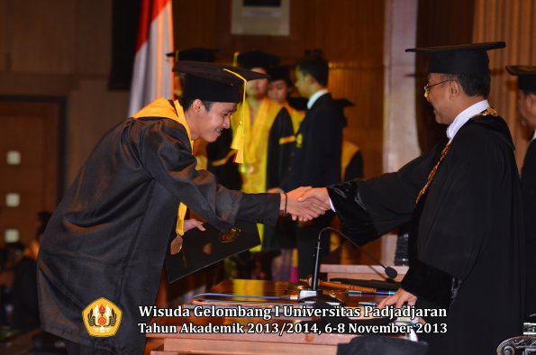 wisuda-unpad-gel-i-ta-2013_2014-fakultas-ilmu-komunikasi-oleh-rektor-057