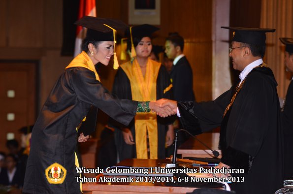 wisuda-unpad-gel-i-ta-2013_2014-fakultas-ilmu-komunikasi-oleh-rektor-058