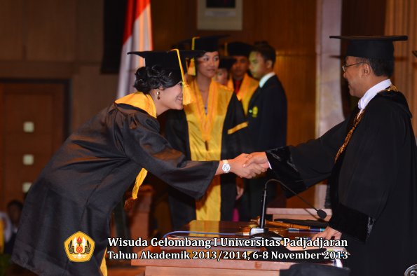 wisuda-unpad-gel-i-ta-2013_2014-fakultas-ilmu-komunikasi-oleh-rektor-059