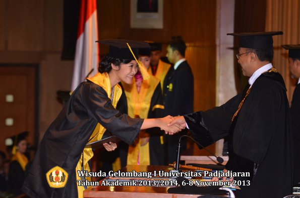 wisuda-unpad-gel-i-ta-2013_2014-fakultas-ilmu-komunikasi-oleh-rektor-060