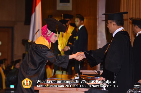 wisuda-unpad-gel-i-ta-2013_2014-fakultas-ilmu-komunikasi-oleh-rektor-061