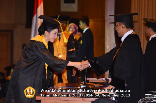 wisuda-unpad-gel-i-ta-2013_2014-fakultas-ilmu-komunikasi-oleh-rektor-064