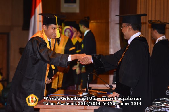 wisuda-unpad-gel-i-ta-2013_2014-fakultas-ilmu-komunikasi-oleh-rektor-065