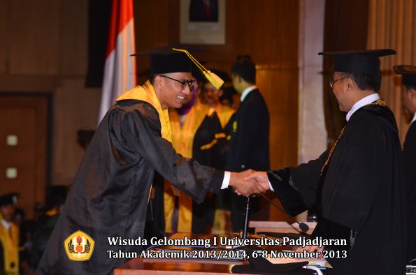 wisuda-unpad-gel-i-ta-2013_2014-fakultas-ilmu-komunikasi-oleh-rektor-066