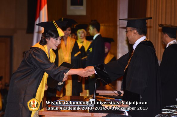 wisuda-unpad-gel-i-ta-2013_2014-fakultas-ilmu-komunikasi-oleh-rektor-073