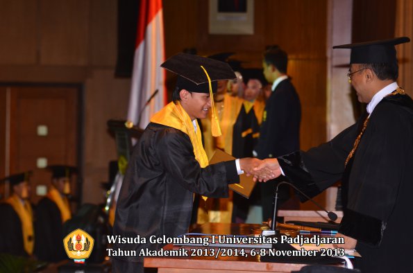 wisuda-unpad-gel-i-ta-2013_2014-fakultas-ilmu-komunikasi-oleh-rektor-075