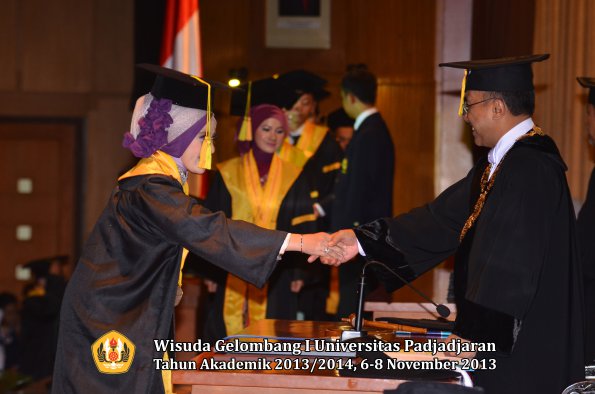 wisuda-unpad-gel-i-ta-2013_2014-fakultas-ilmu-komunikasi-oleh-rektor-077