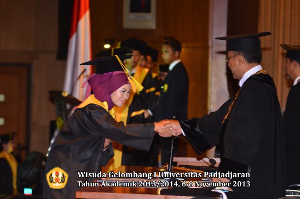 wisuda-unpad-gel-i-ta-2013_2014-fakultas-ilmu-komunikasi-oleh-rektor-078